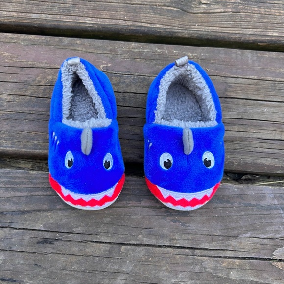 wonder nation Other - Shark Slippers Toddler Baby Shark Size 5